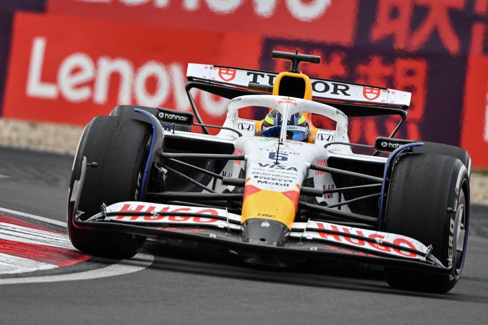 纪念离世的林子金,全场观众在比赛第分钟打开闪光灯.